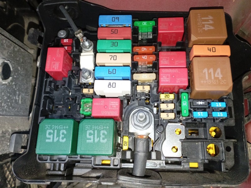 Recambio de caja reles / fusibles para citroën c3 iii (sx) 1.2 puretech 82 referencia OEM IAM   