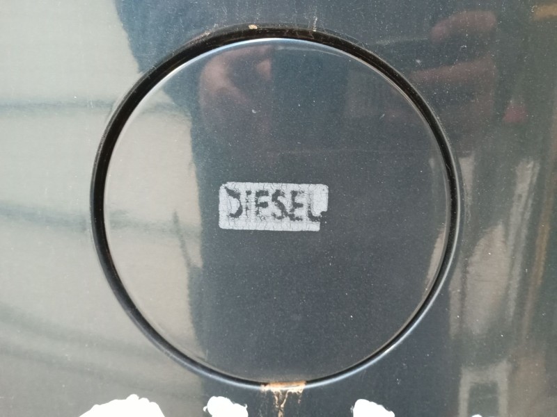 Recambio de tapa exterior combustible para kia carens iv 1.7 crdi referencia OEM IAM   