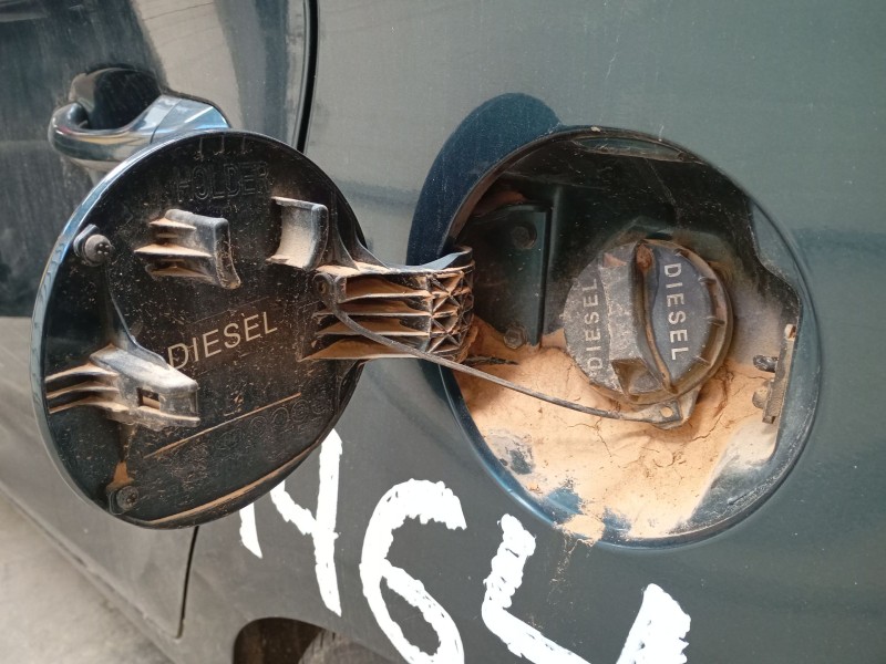 Recambio de tapa exterior combustible para kia carens iv 1.7 crdi referencia OEM IAM   