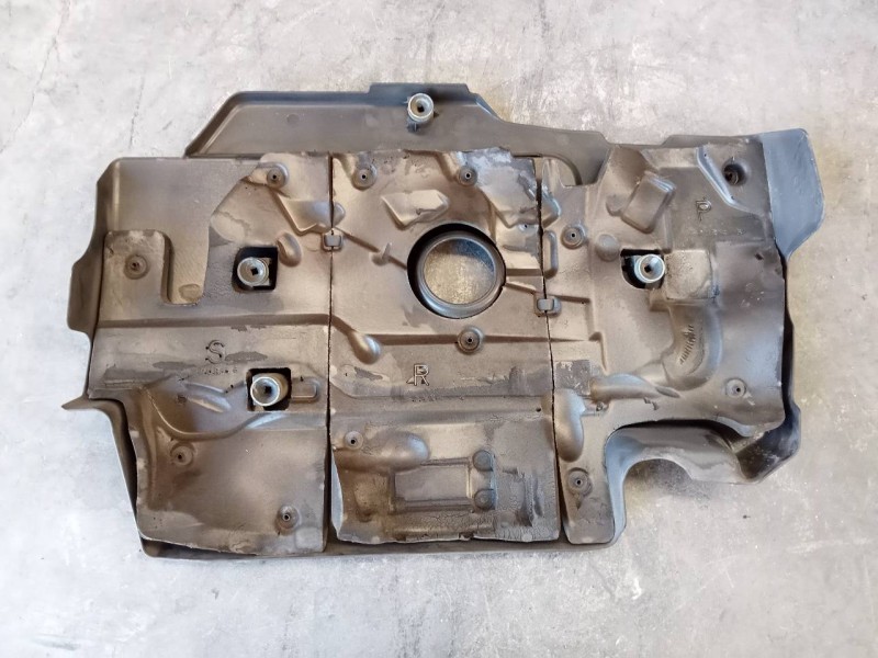 Recambio de tapa motor para toyota auris active referencia OEM IAM   
