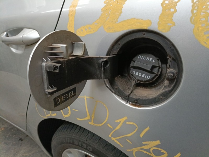 Recambio de tapa exterior combustible para kia cee´d (jd) 1.4 crdi 90 referencia OEM IAM   