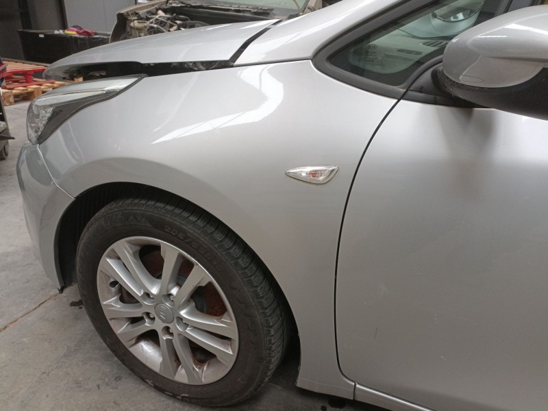 Recambio de aleta delantera izquierda para kia cee´d (jd) 1.4 crdi 90 referencia OEM IAM   