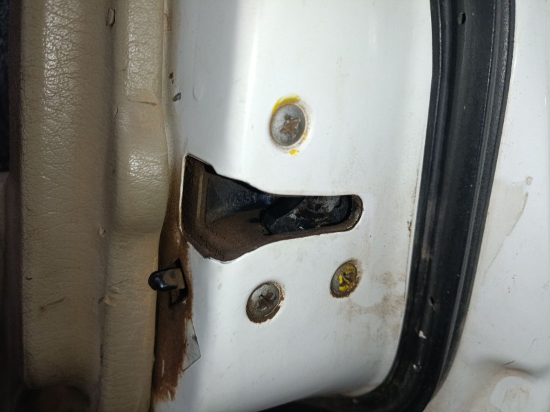 Recambio de cerradura puerta trasera derecha para nissan terrano ii (r20) 2.7 tdi 4wd referencia OEM IAM   