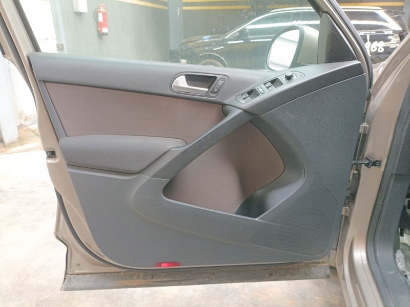 Recambio de guarnecido puerta delantera izquierda para volkswagen tiguan (5n_) 2.0 tdi referencia OEM IAM   