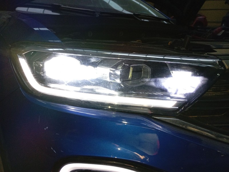 Recambio de faro derecho xenon para volkswagen t-roc (a11, d11) 1.5 tsi referencia OEM IAM   