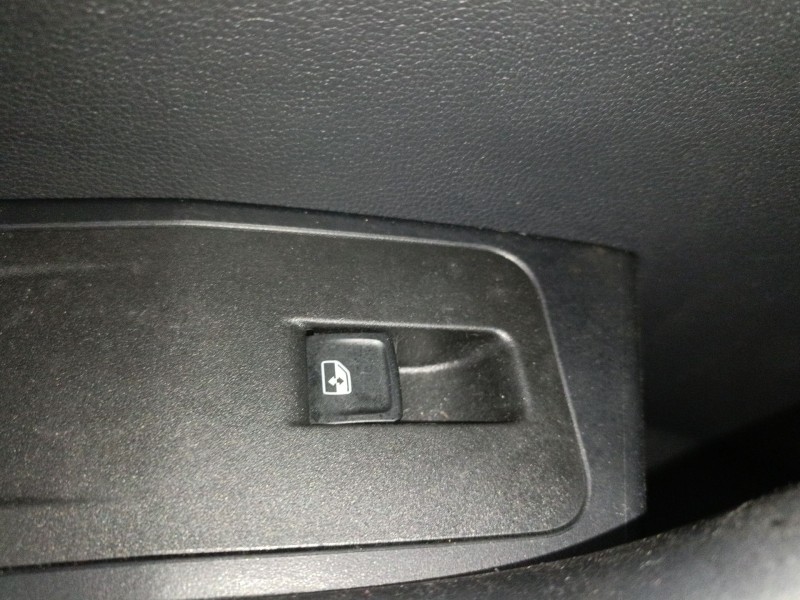 Recambio de mando elevalunas trasero izquierdo para volkswagen t-roc (a11, d11) 1.5 tsi referencia OEM IAM   