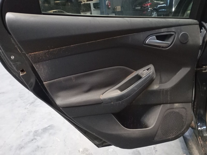 Recambio de guarnecido puerta trasera izquierda para ford focus iii 1.6 tdci referencia OEM IAM   