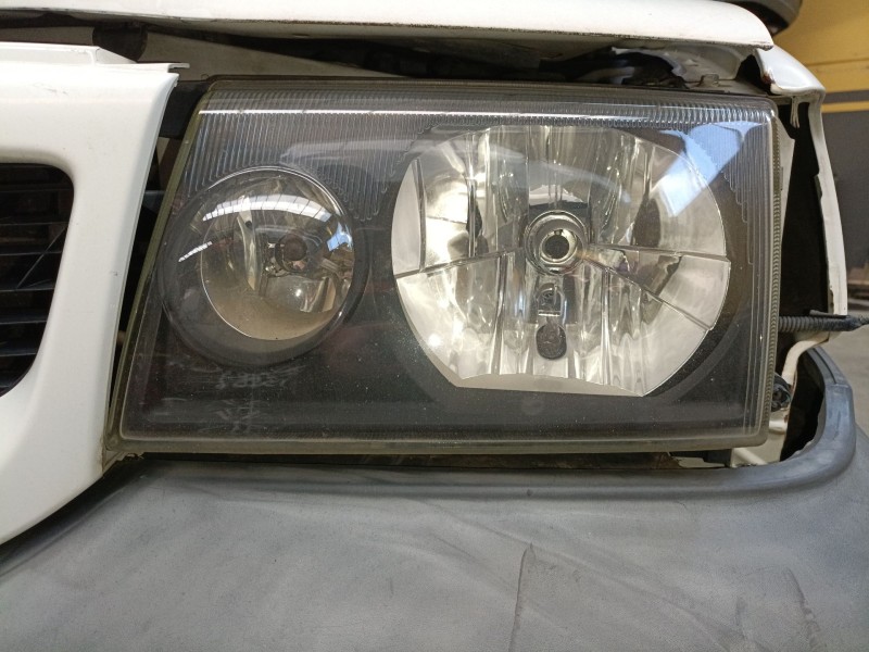 Recambio de faro izquierdo para nissan terrano ii (r20) 2.7 tdi 4wd referencia OEM IAM   
