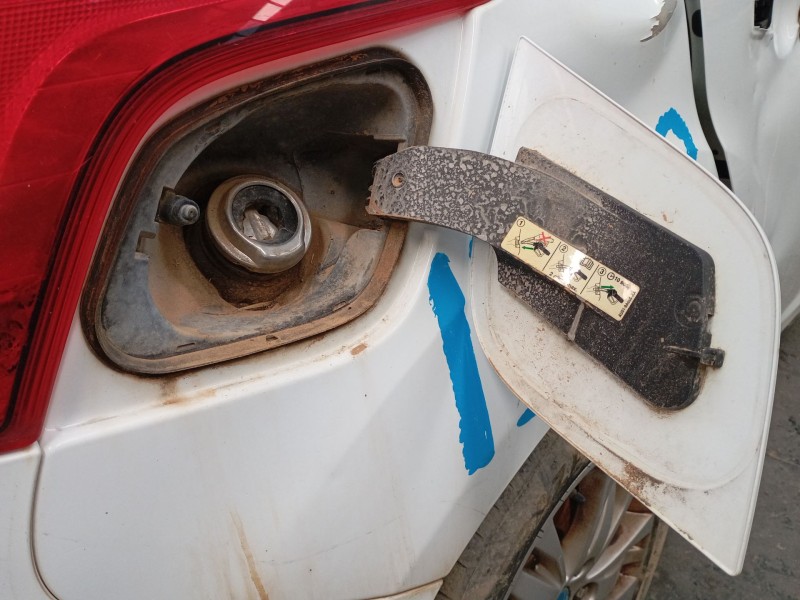 Recambio de tapa exterior combustible para ford focus iii 1.6 tdci referencia OEM IAM   