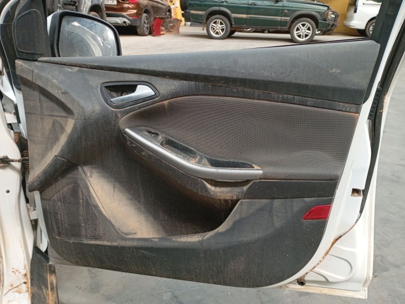 Recambio de guarnecido puerta delantera derecha para ford focus iii 1.6 tdci referencia OEM IAM   