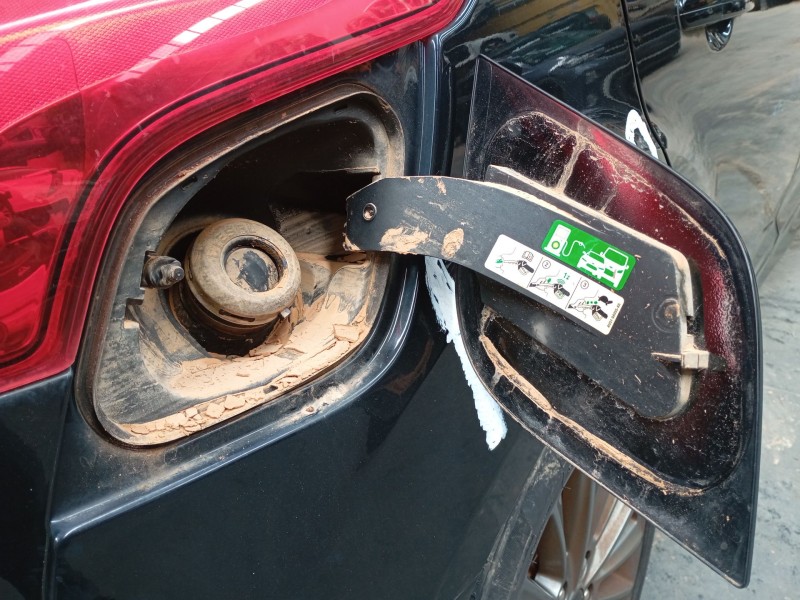 Recambio de tapa exterior combustible para ford focus iii 1.5 tdci referencia OEM IAM   