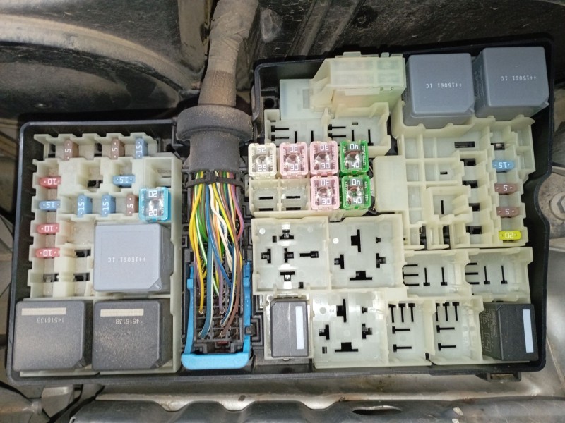 Recambio de caja reles / fusibles para ford focus iii turnier 1.6 ti referencia OEM IAM   