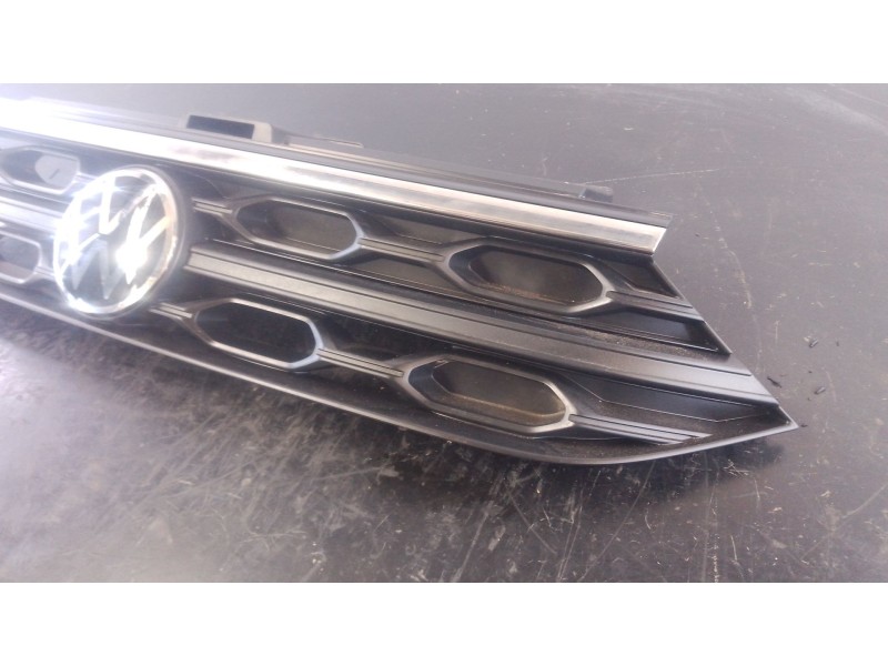 Recambio de rejilla delantera para volkswagen t-roc (a11, d11) 1.5 tsi referencia OEM IAM   