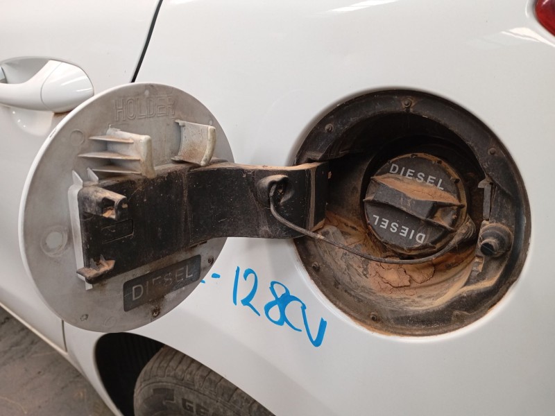 Recambio de tapa exterior combustible para kia cee´d (jd) 1.6 crdi 128 referencia OEM IAM   