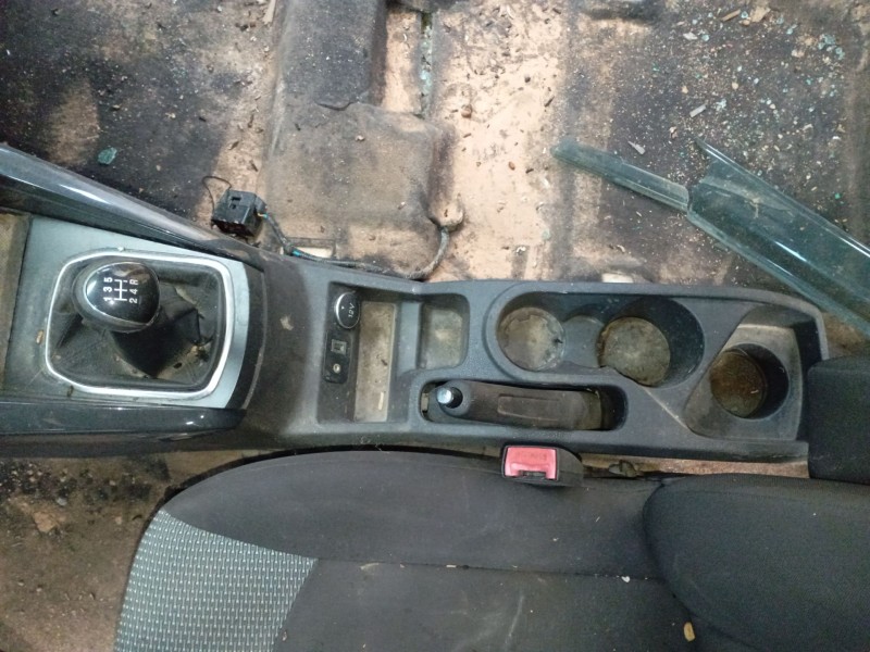 Recambio de consola central para ford ecosport 1.5 ti referencia OEM IAM   