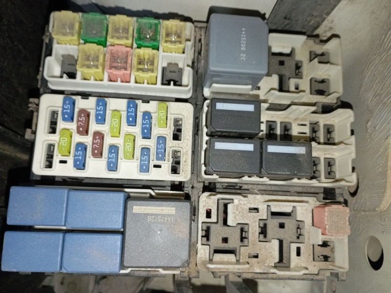 Recambio de caja reles / fusibles para ford ecosport 1.5 ti referencia OEM IAM   