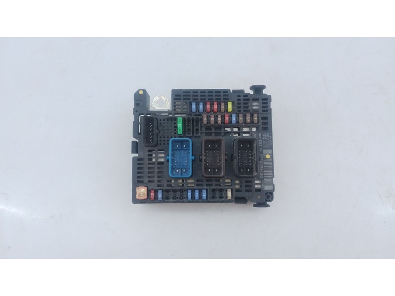 Recambio de caja reles / fusibles para peugeot 3008 suv referencia OEM IAM 9810296180  