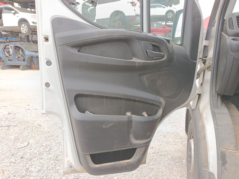 Recambio de guarnecido puerta delantera izquierda para iveco daily vi caja/chasis 33s13, 35s13, 35c13 referencia OEM IAM   