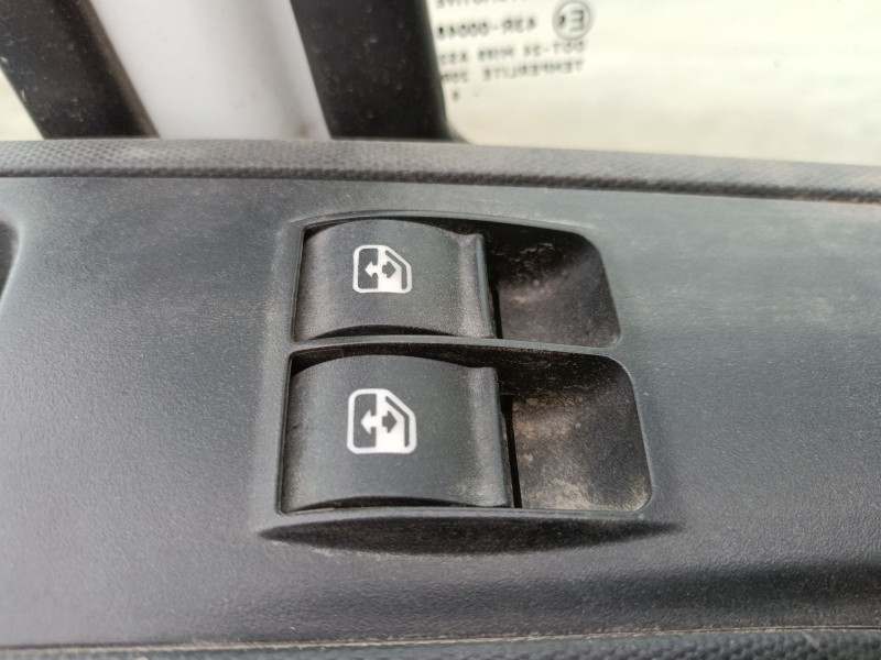 Recambio de mando elevalunas delantero izquierdo para iveco daily vi caja/chasis 33s13, 35s13, 35c13 referencia OEM IAM   