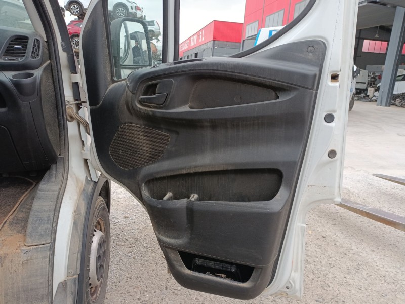 Recambio de guarnecido puerta delantera derecha para iveco daily vi caja/chasis 33s13, 35s13, 35c13 referencia OEM IAM   