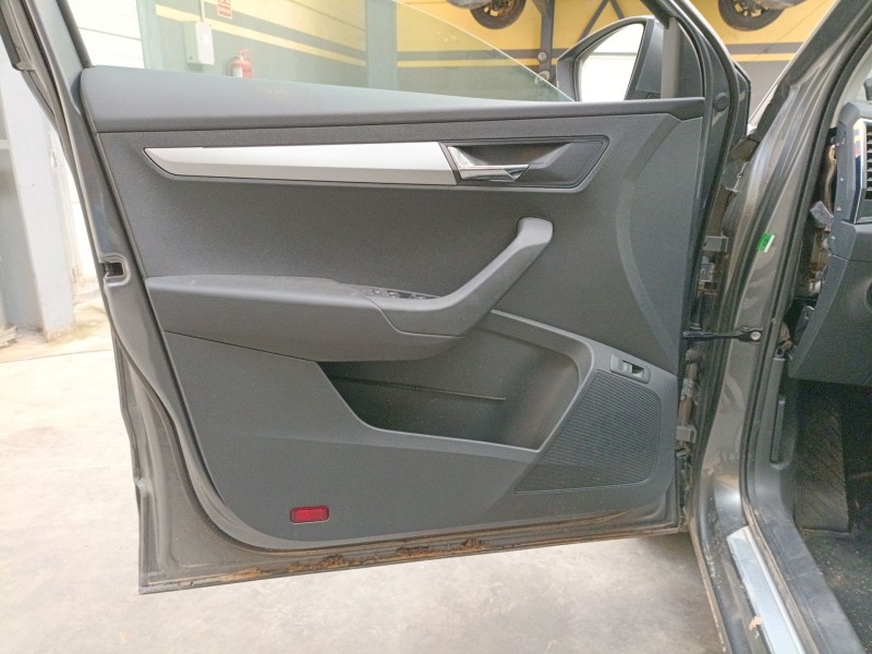 Recambio de guarnecido puerta delantera izquierda para skoda karoq (nu7, nd7) 1.5 tsi referencia OEM IAM   