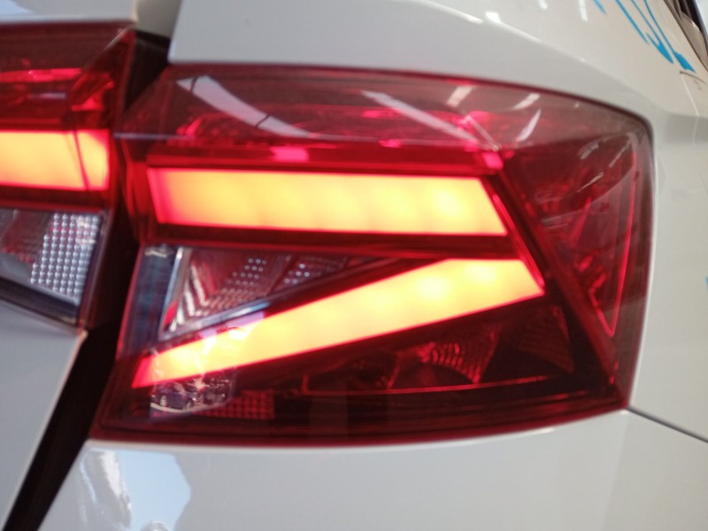 Recambio de piloto trasero derecho para skoda fabia iv (pj3) 1.0 tsi referencia OEM IAM   