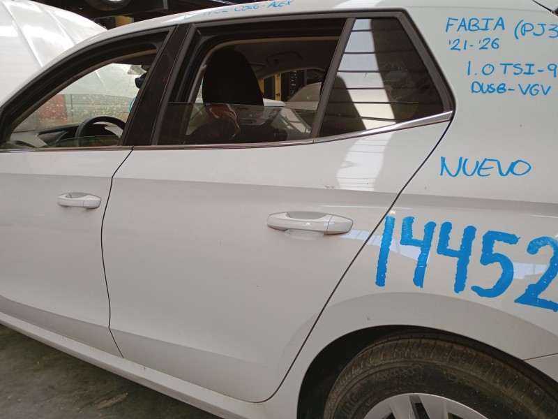 Recambio de puerta trasera izquierda para skoda fabia iv (pj3) 1.0 tsi referencia OEM IAM   