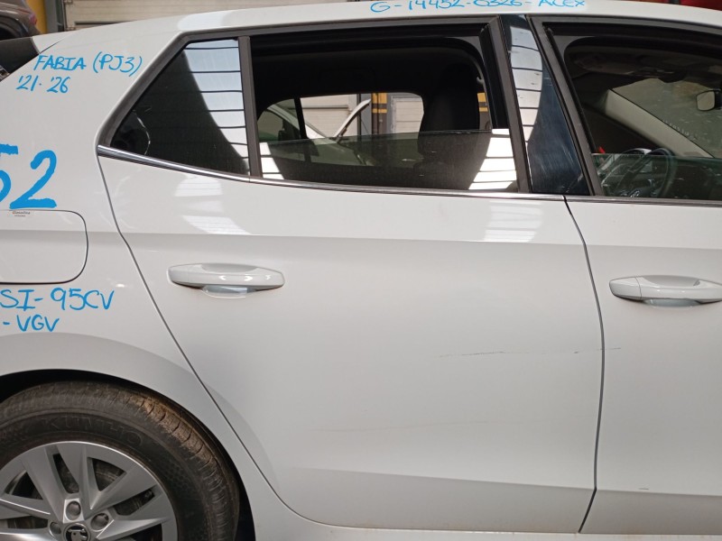 Recambio de puerta trasera derecha para skoda fabia iv (pj3) 1.0 tsi referencia OEM IAM   
