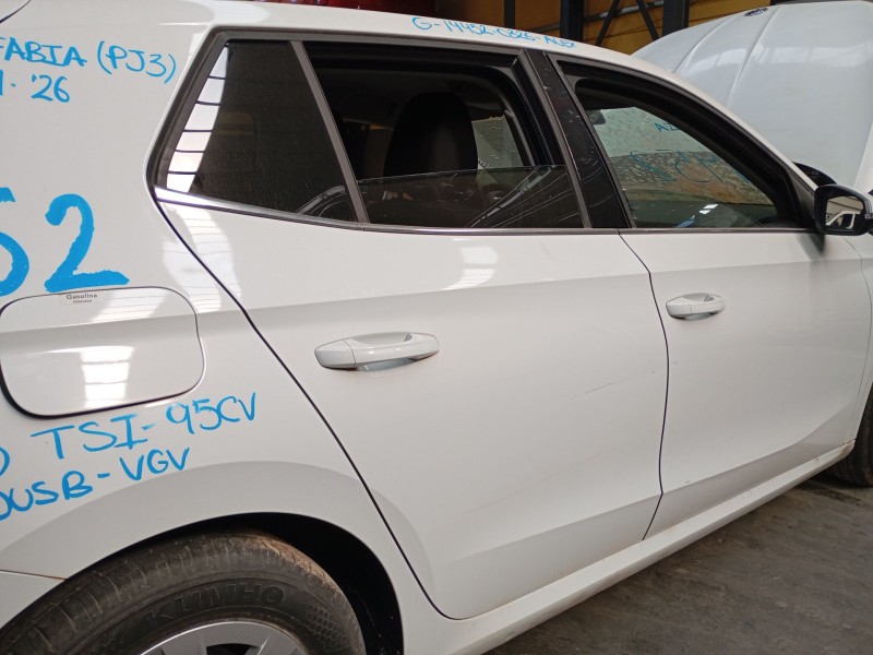 Recambio de puerta trasera derecha para skoda fabia iv (pj3) 1.0 tsi referencia OEM IAM   