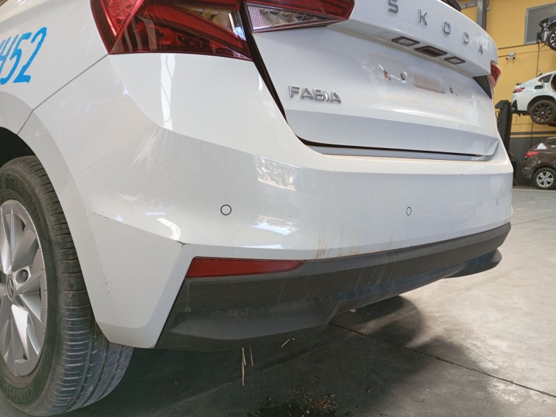 Recambio de paragolpes trasero para skoda fabia iv (pj3) 1.0 tsi referencia OEM IAM   