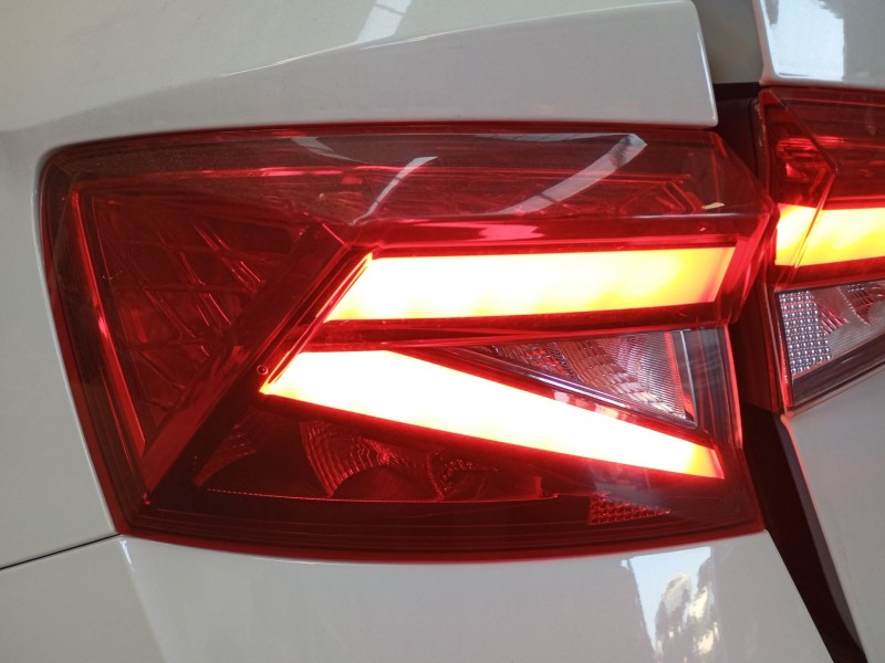 Recambio de piloto trasero izquierdo para skoda fabia iv (pj3) 1.0 tsi referencia OEM IAM   