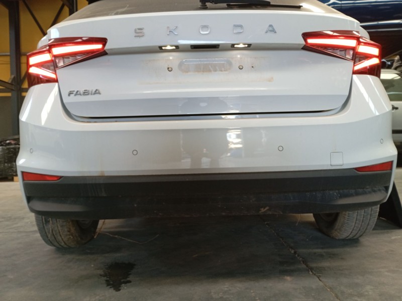 Recambio de paragolpes trasero para skoda fabia iv (pj3) 1.0 tsi referencia OEM IAM   