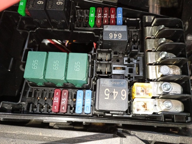 Recambio de caja reles / fusibles para skoda karoq (nu7, nd7) 1.5 tsi referencia OEM IAM   