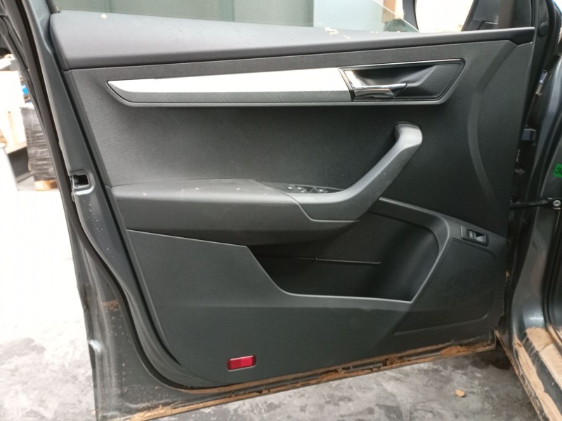 Recambio de guarnecido puerta delantera izquierda para skoda karoq (nu7, nd7) 1.5 tsi referencia OEM IAM   