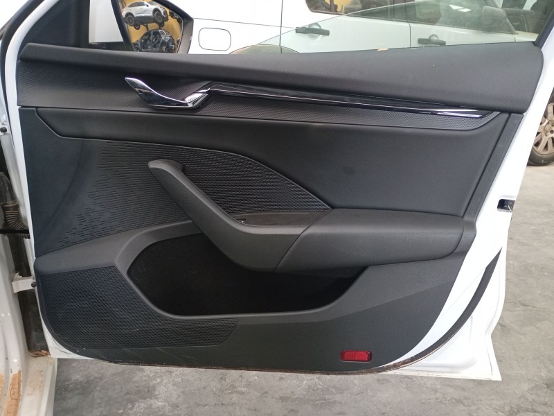 Recambio de guarnecido puerta delantera derecha para skoda octavia iv (nx3, nn3, pv3) 2.0 tdi referencia OEM IAM   