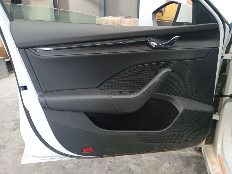 Recambio de guarnecido puerta delantera izquierda para skoda octavia iv (nx3, nn3, pv3) 2.0 tdi referencia OEM IAM   