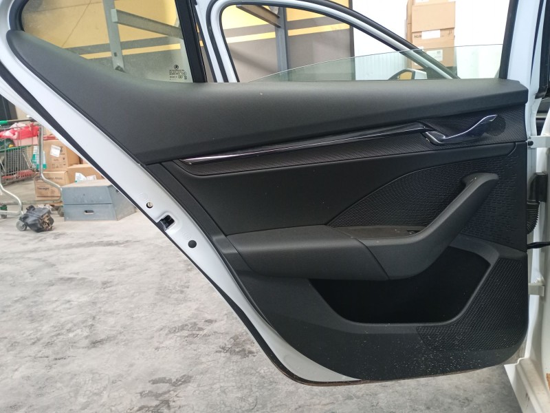 Recambio de guarnecido puerta trasera izquierda para skoda octavia iv (nx3, nn3, pv3) 2.0 tdi referencia OEM IAM   