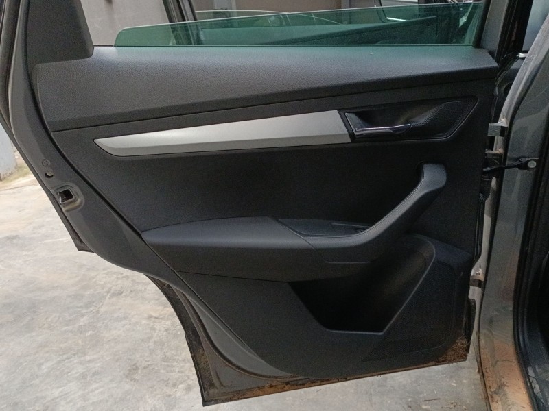 Recambio de guarnecido puerta trasera izquierda para skoda karoq (nu7, nd7) 1.5 tsi referencia OEM IAM   