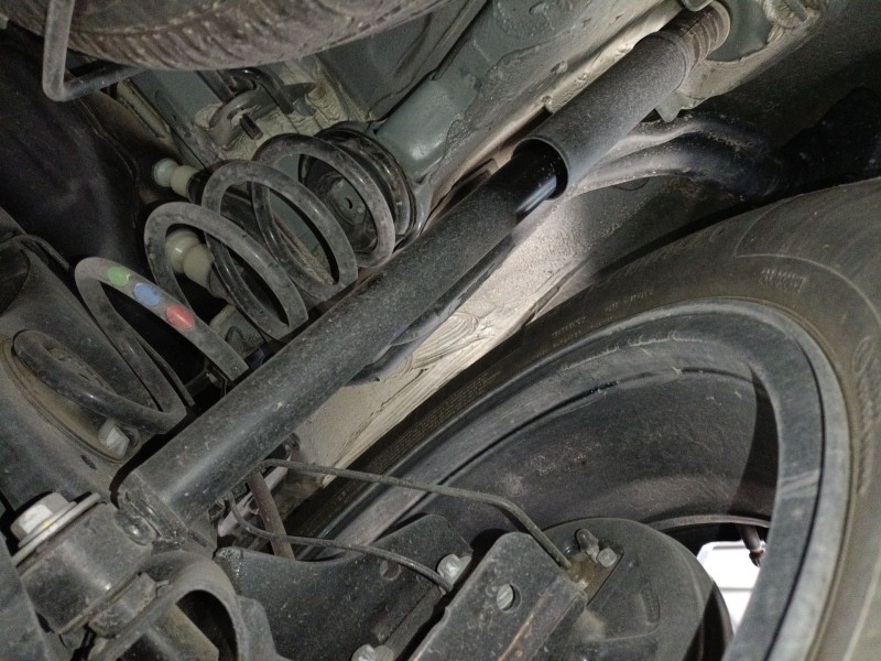 Recambio de amortiguador trasero derecho para dacia duster (hm_) 1.3 tce 130 (hmmf) referencia OEM IAM   