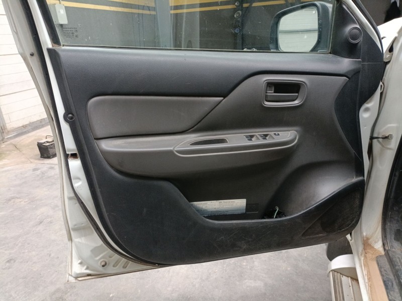 Recambio de guarnecido puerta delantera izquierda para mitsubishi l200 / triton (kj_, kk_, kl_) 2.4 di-d 4wd (kj0t) referencia O