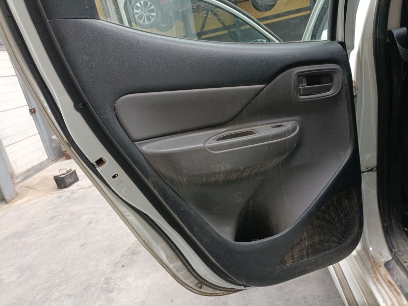 Recambio de guarnecido puerta trasera izquierda para mitsubishi l200 / triton (kj_, kk_, kl_) 2.4 di-d 4wd (kj0t) referencia OEM