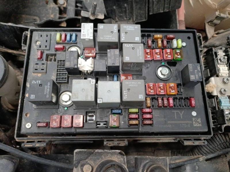 Recambio de caja reles / fusibles para opel astra j sedán 1.7 cdti (69) referencia OEM IAM   