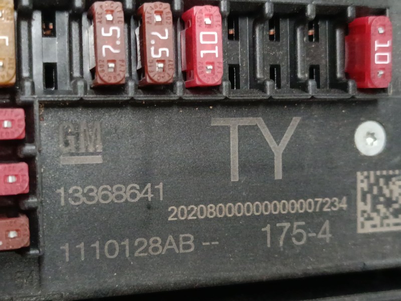 Recambio de caja reles / fusibles para opel astra j sedán 1.7 cdti (69) referencia OEM IAM   