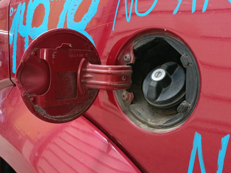 Recambio de tapa exterior combustible para dodge nitro 2.8 crd 4wd referencia OEM IAM   