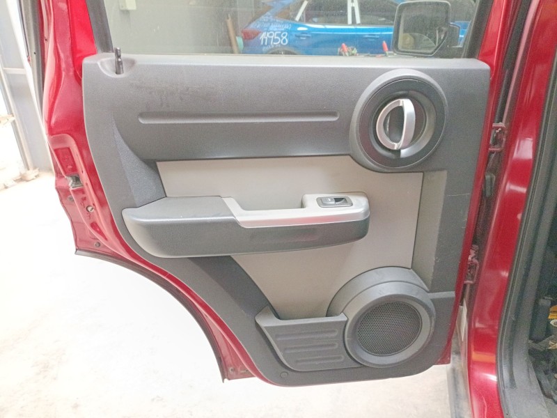 Recambio de guarnecido puerta trasera izquierda para dodge nitro 2.8 crd 4wd referencia OEM IAM   