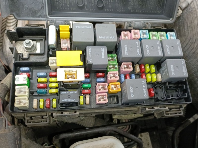 Recambio de caja reles / fusibles para dodge nitro 2.8 crd 4wd referencia OEM IAM   