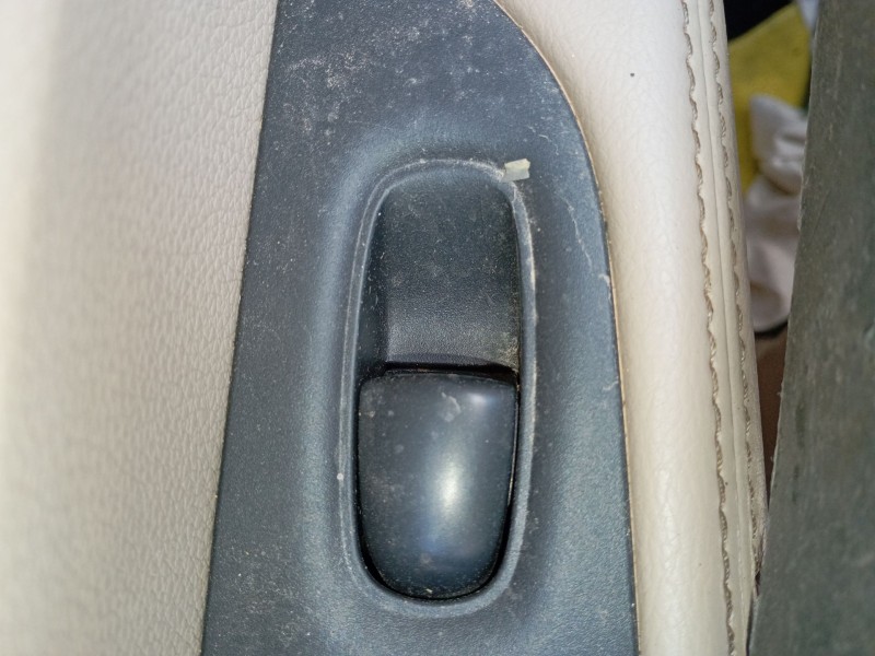 Recambio de mando elevalunas trasero izquierdo para nissan x-trail iii (t32_, t32r, t32rr) 1.6 dci (t32) referencia OEM IAM   