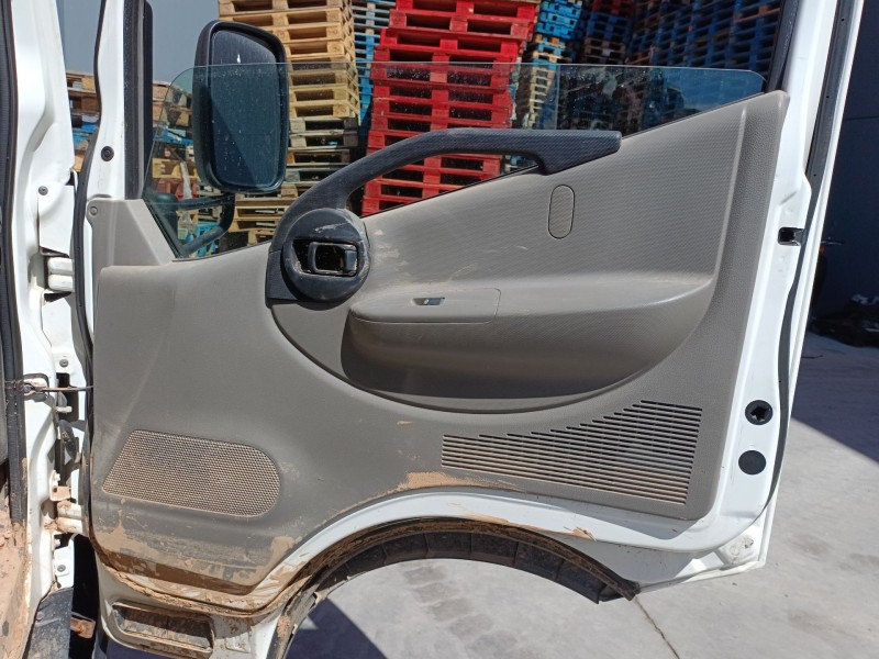 Recambio de guarnecido puerta delantera derecha para renault trucks maxity 2.5 dci / 2.5 dxi referencia OEM IAM   