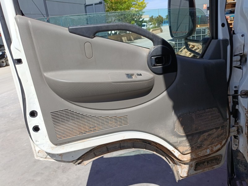 Recambio de guarnecido puerta delantera izquierda para renault trucks maxity 2.5 dci / 2.5 dxi referencia OEM IAM   