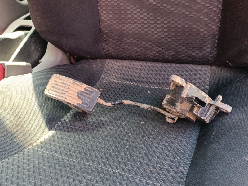 Recambio de pedal acelerador para renault trucks maxity 2.5 dci / 2.5 dxi referencia OEM IAM 18005MB400  